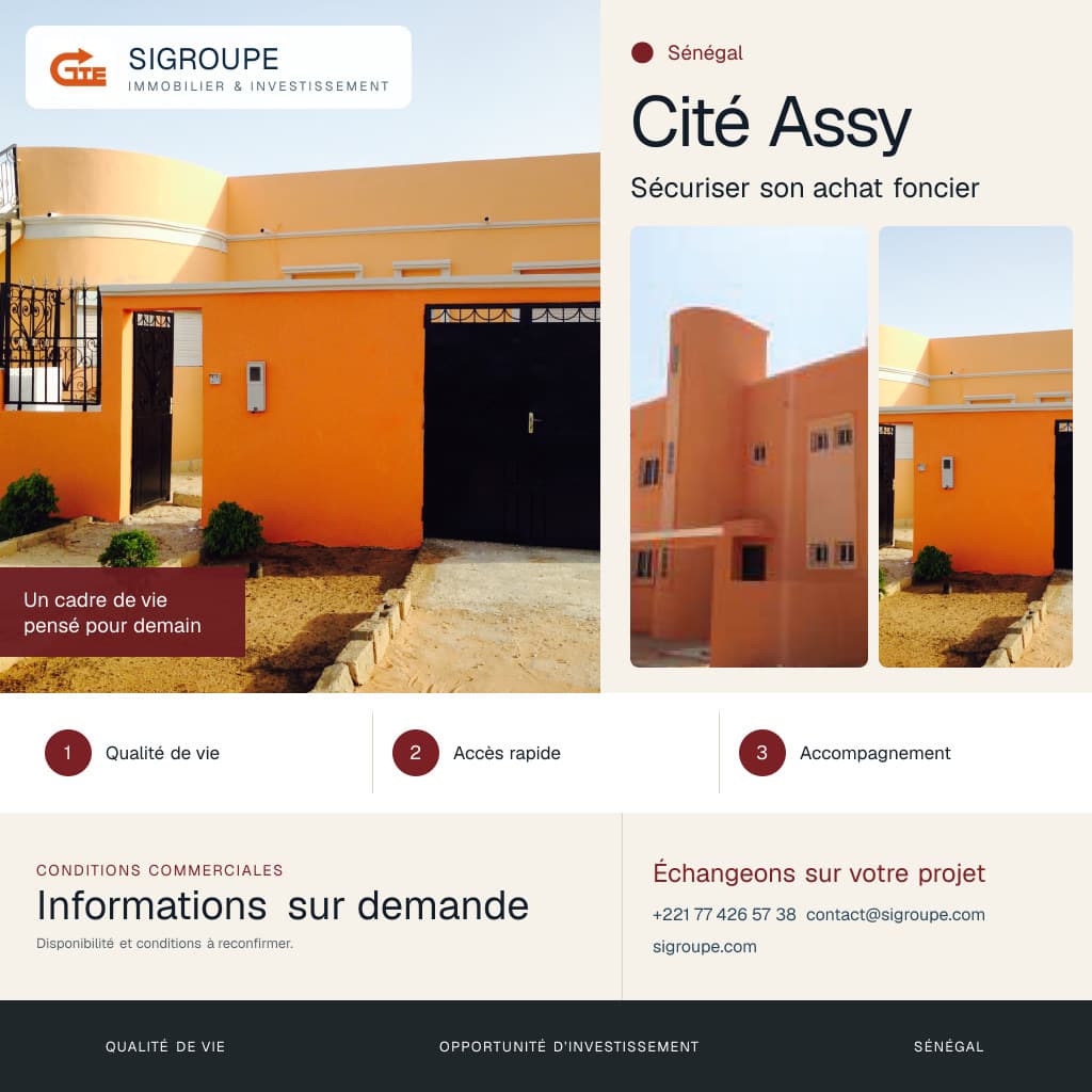 Terrain viabilisé au Sénégal avec voirie aménagée et constructions résidentielles en arrière-plan