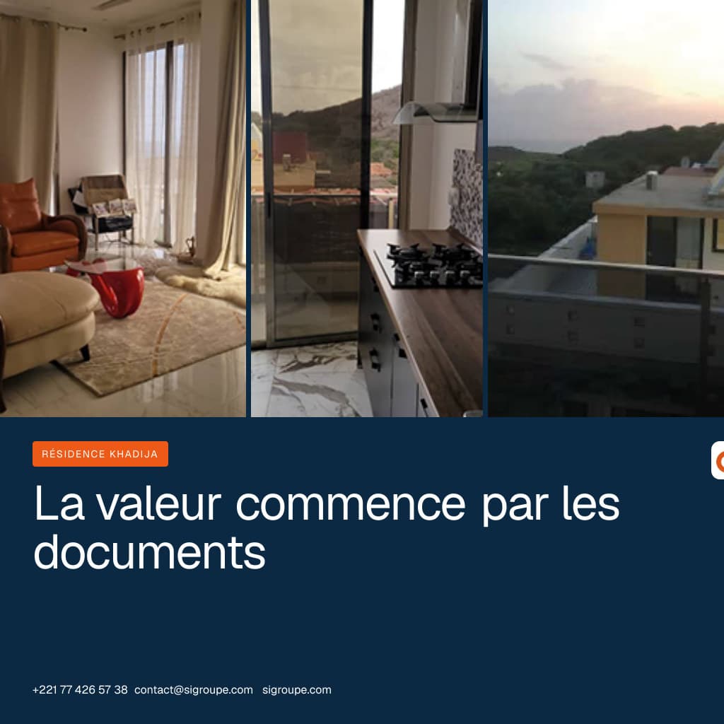 Dossier immobilier et plan cadastral dans un bureau face à une résidence moderne au Sénégal
